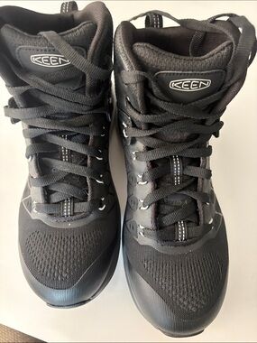 Never worn KEEN women’s  Black Lace-Up Hiking Boots with steel toe size 8